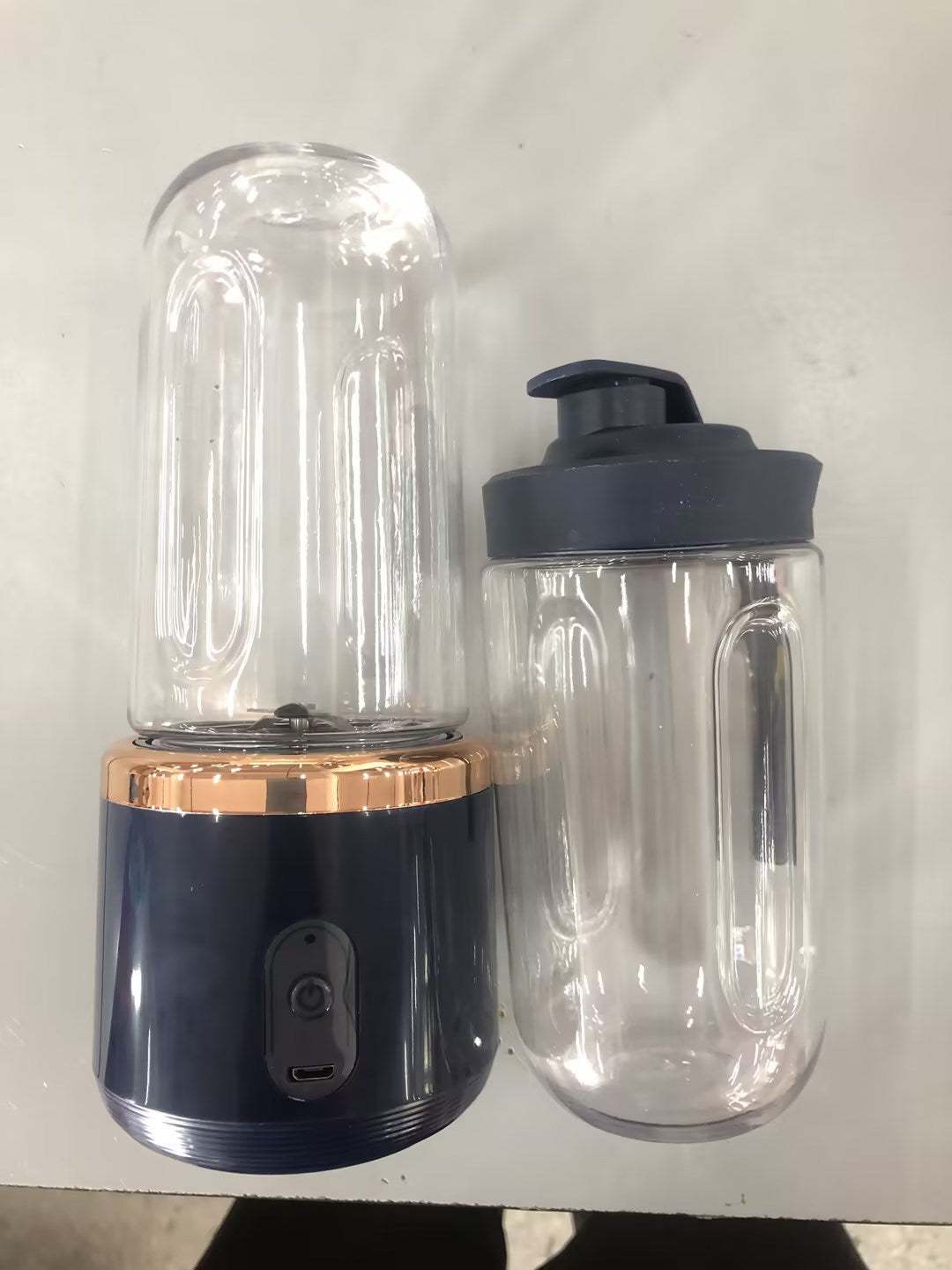 Portable blender-juicer with USB charging and 6 blades for smoothies and fruits