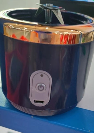Portable blender-juicer with USB charging and 6 blades for smoothies and fruits
